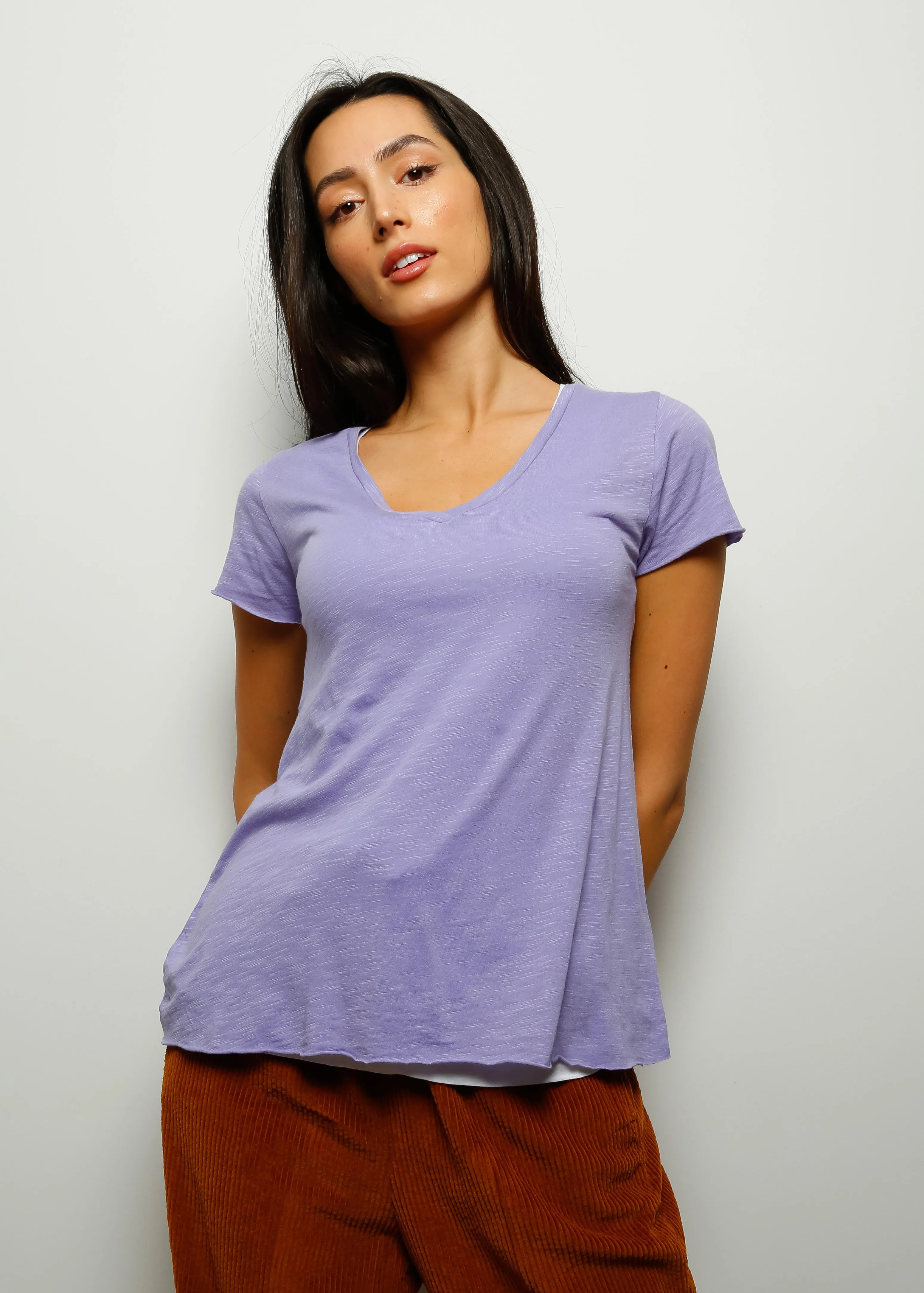 AV JAC51 Short Sleeve V Tee in Violet Vintage